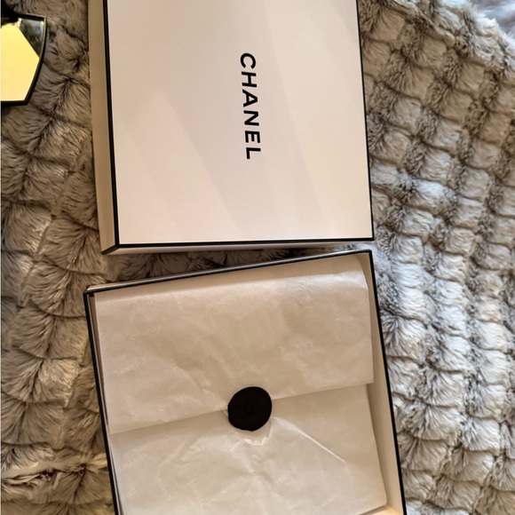 CHANEL Lumière Graphique Eyeshadow Palette - Black and Tan. - Picture 9 of 11